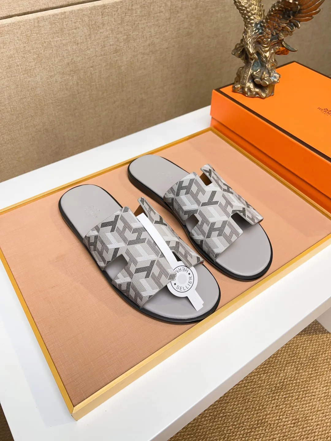 Men's clothing and shoes 💰280 💅💅💅 new arrival. Hermes Hermes official website latest counter synchronized new oran color leather H slippers, the original Paris version flew back to the original model and opened the mold to make it perfectly🍌The highest quality Sincerity, you can enter and leave the counter at will [Deyi] The upper is made of original customized  colored palm prints, crocodile print, ostrich print, colored cow leather, colored cow suede, 🤔 horse hair, 🥳 colored diamonds, 🥰 3D printing, and other genuine leather slippers, imported cow pattern foot pad lining, Italian  latest original genuine leather combination outsole Code number: 38-48 (customized at 46.47.48) Can be made into picture combination sole with genuine leather pattern and ordinary molded outsole